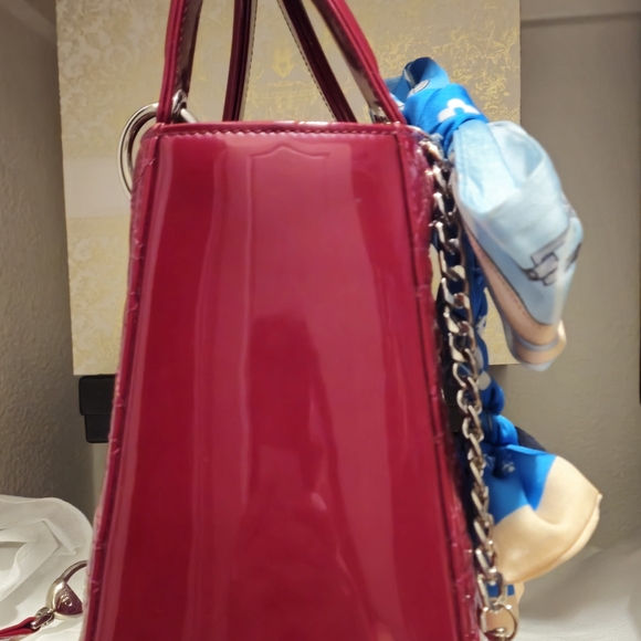 Christian Dior Lady Dior Quilt Cannage Patent in Medium size Red - Picture 3 of 7